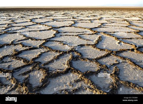  ダシュト・エ・カヴィール！古代の塩原と神秘的な砂漠の風景が織りなす壮観なる世界